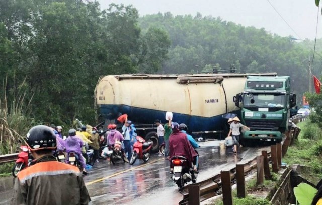 Tai nan giao thong moi nhat hom nay 4/4: Nu tai xe tu vong thuong tam duoi banh xe dau keo tren Quoc lo 6 - Hinh anh 2