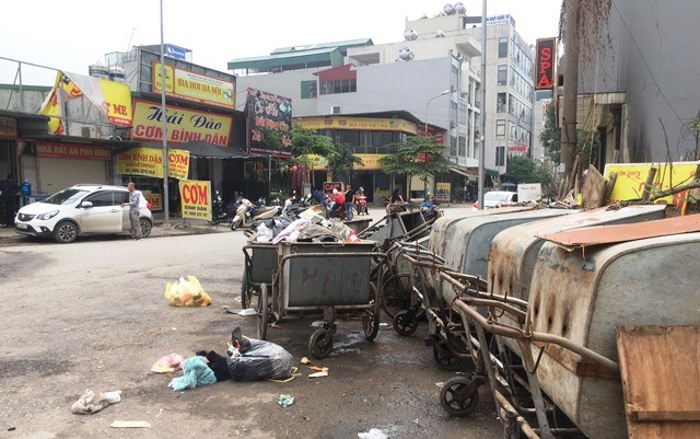 Rac, phe thai gay o nhiem tren nhieu tuyen duong cua phuong Ha Cau - Hinh anh 1