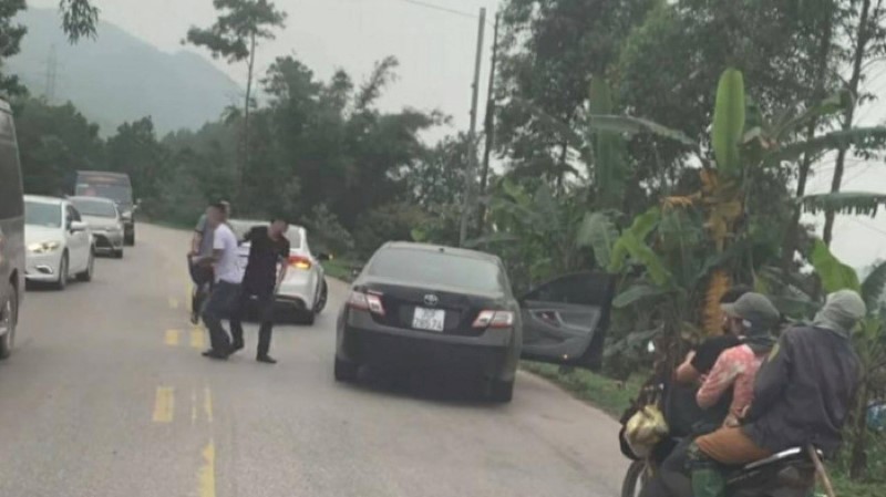 Quang Ninh: Dieu tra nhom doi tuong tat dau xe va hanh hung nguoi di duong - Hinh anh 1