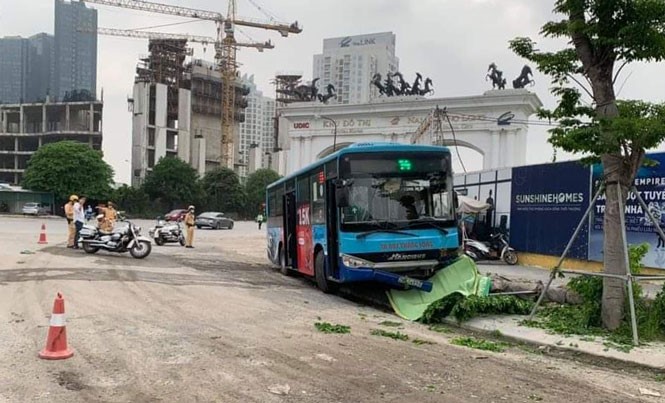 Ha Noi: Xe buyt dam tu vong nguoi di bo - Hinh anh 1