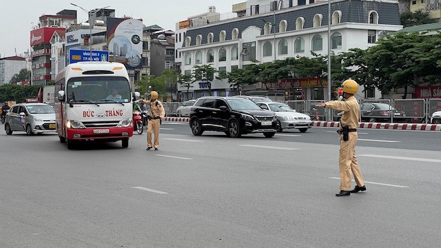 Ha Noi: Xe khach lao vao canh sat giao thong, tang ga bo chay - Hinh anh 2