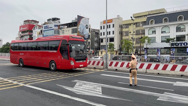 Ha Noi: Xe khach lao vao canh sat giao thong, tang ga bo chay - Hinh anh 3