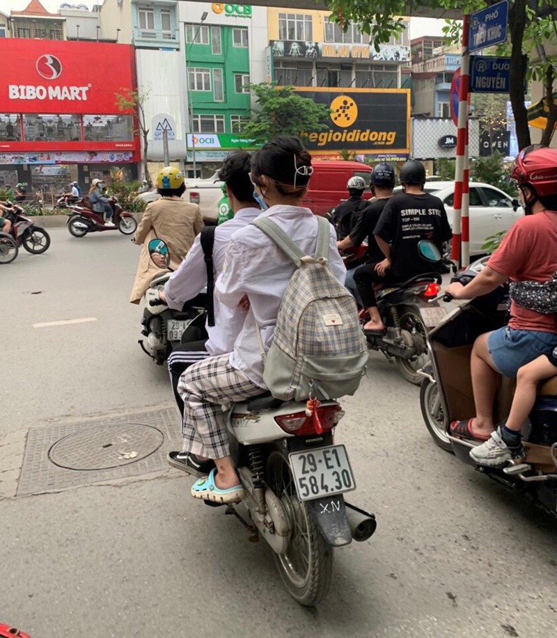 Ha Noi: Gia tang tinh trang nguoi tham gia giao thong khong doi mu bao hiem - Hinh anh 9