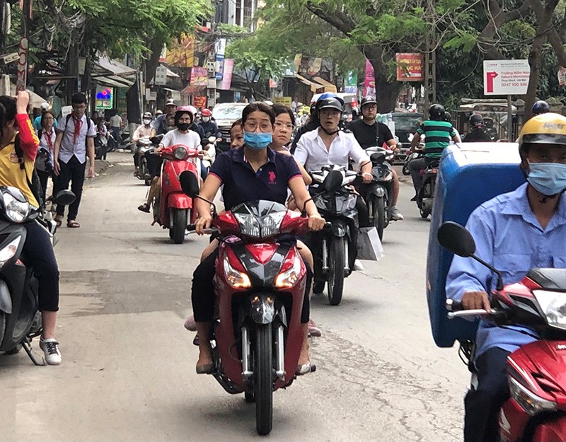 Ha Noi: Gia tang tinh trang nguoi tham gia giao thong khong doi mu bao hiem - Hinh anh 6