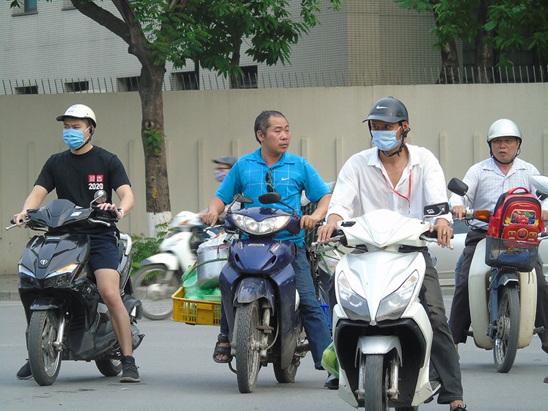 Ha Noi: Gia tang tinh trang nguoi tham gia giao thong khong doi mu bao hiem - Hinh anh 1