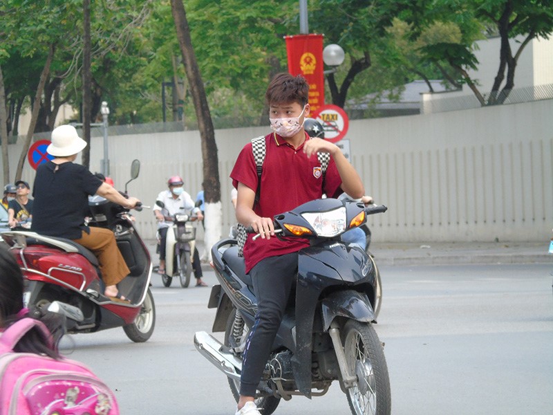 Ha Noi: Gia tang tinh trang nguoi tham gia giao thong khong doi mu bao hiem - Hinh anh 2