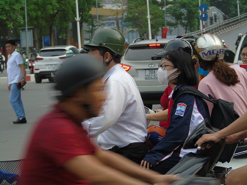 Ha Noi: Gia tang tinh trang nguoi tham gia giao thong khong doi mu bao hiem - Hinh anh 3