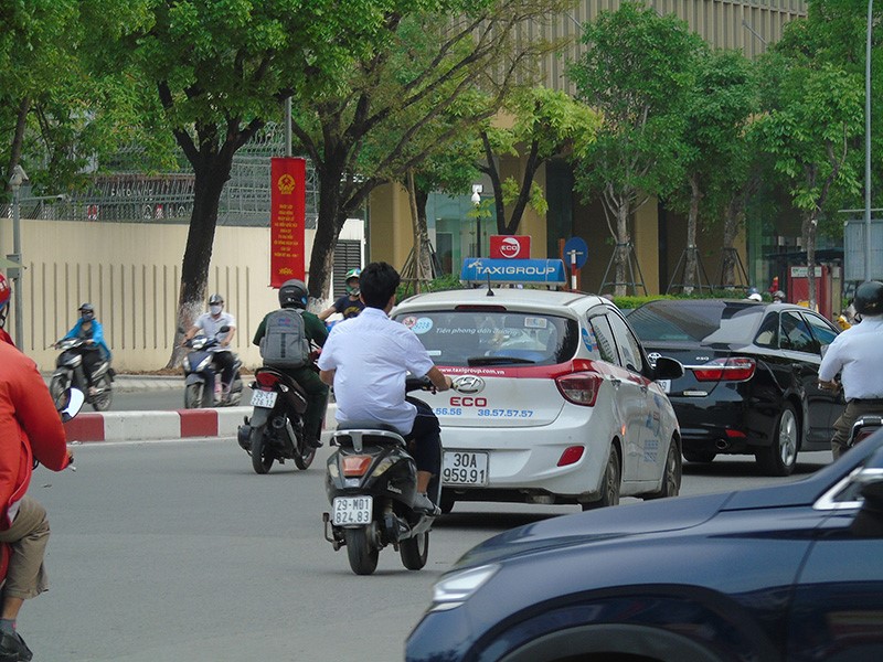 Ha Noi: Gia tang tinh trang nguoi tham gia giao thong khong doi mu bao hiem - Hinh anh 4