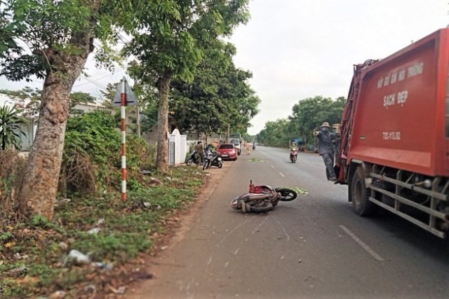 Tai nan giao thong moi nhat hom nay 14/4: Dam vao goc cay, 2 thieu nien di xe may tu vong tai cho - Hinh anh 1