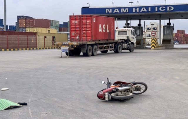 Va cham voi xe container, tai xe xe may tu vong - Hinh anh 1