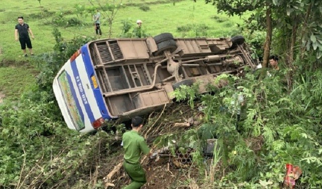 Tai nan giao thong moi nhat hom nay 17/4: Xe may doi dau xe khach, mot nguoi tu vong - Hinh anh 1