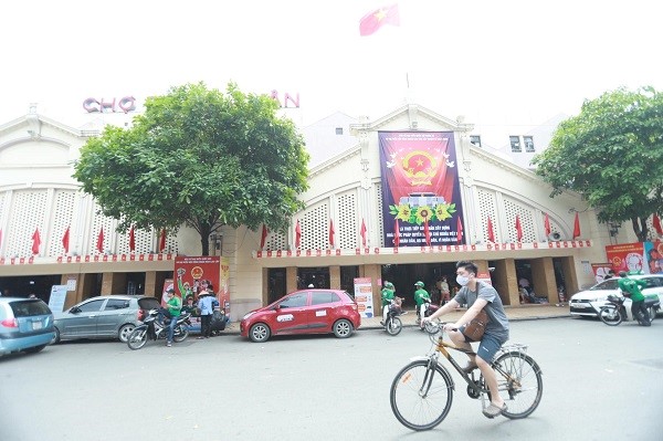 Nghi le Gio To Hung Vuong: Ha Noi vang ve, nguoi dan gia tang dung phuong tien cong cong - Hinh anh 11