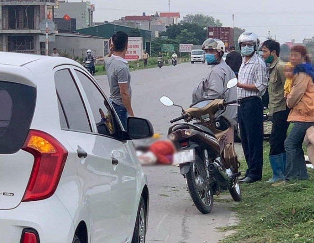 Tai nan giao thong moi nhat hom nay 23/4: Xe may va cham voi container, ba nguoi thuong vong - Hinh anh 1