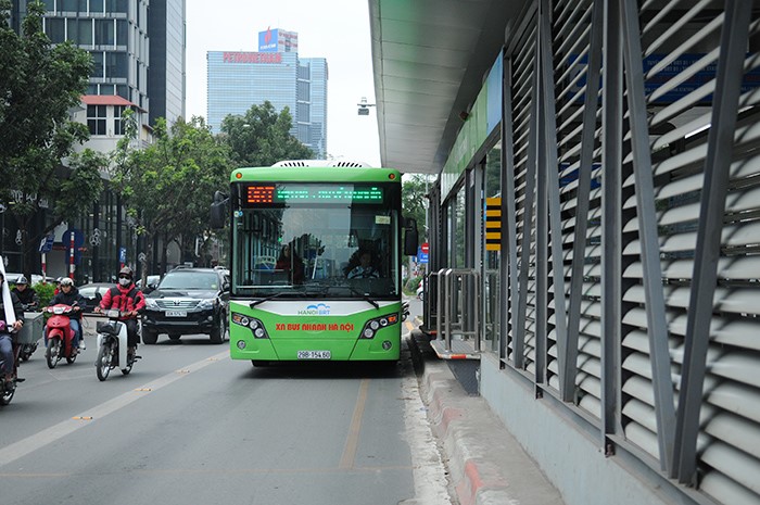 Xe buyt BRT: Canh en le loi trong giong bao dinh kien - Hinh anh 1