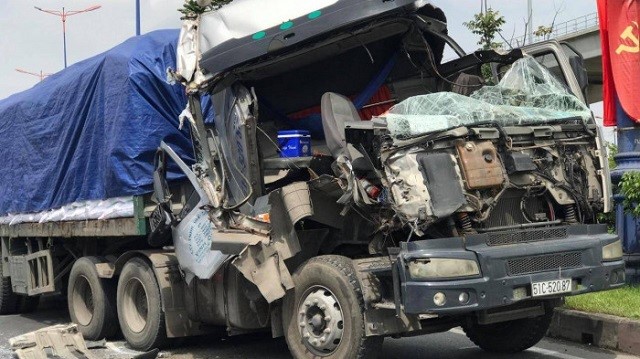 Tai nan giao thong moi nhat hom nay 27/4: Dang mo cop xe, phu xe khach bi container dam tu vong - Hinh anh 1