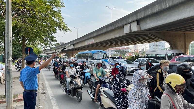 Bat dau ky nghi le 30/4 - 1/5: Cua ngo Ha Noi un tac nghet tho - Hinh anh 1