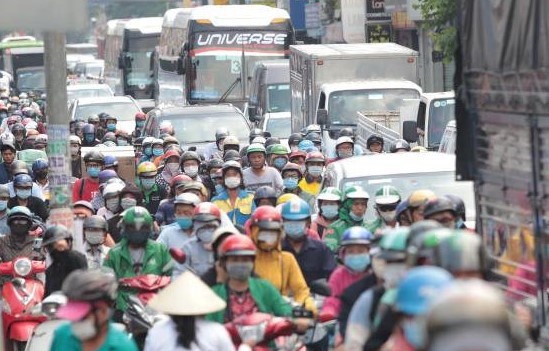 Sang 30/4, nguoi dan tiep tuc un un roi thanh pho ve nghi le - Hinh anh 2