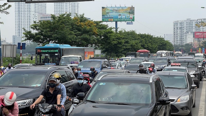 Cua ngo Ha Noi un tac trong ngay dau nghi Le - Hinh anh 3