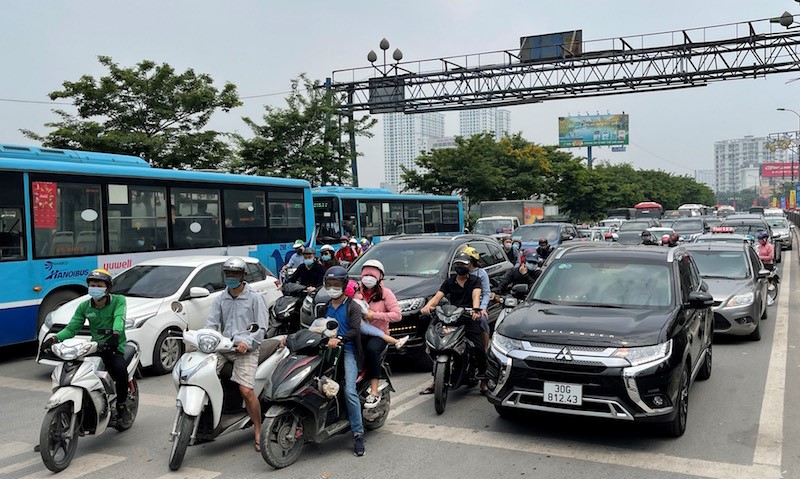 Cua ngo Ha Noi un tac trong ngay dau nghi Le - Hinh anh 4