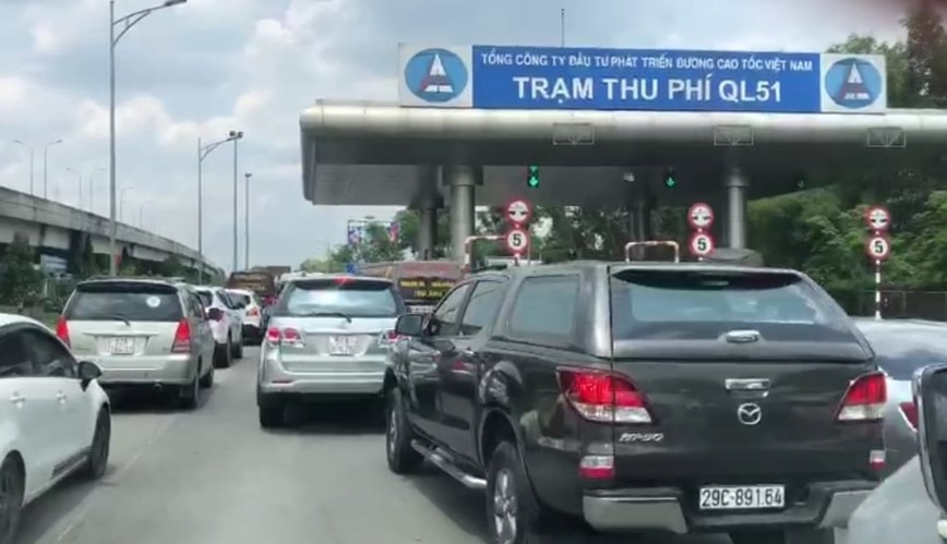 Xa tram thu phi, Quoc lo 51 van ket xe nghiem trong ngay 30/4 - Hinh anh 1