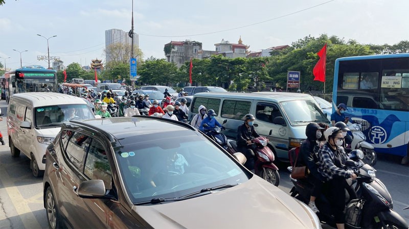 Cac tuyen duong cua ngo thong thoang don nguoi dan ve Ha Noi sau ky nghi le - Hinh anh 4