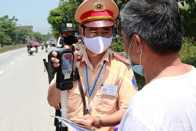 Giao thong ky nghi le: Gia tang vi pham do bia, ruou - Hinh anh 1