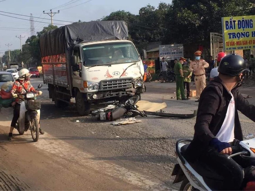 Ha Noi: Xe may dau dau voi o to tai, 2 thanh nien tu vong - Hinh anh 1