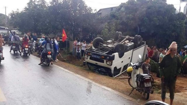 O to bien xanh lat ngua tren Quoc lo 6, 2 nguoi bi thuong - Hinh anh 1