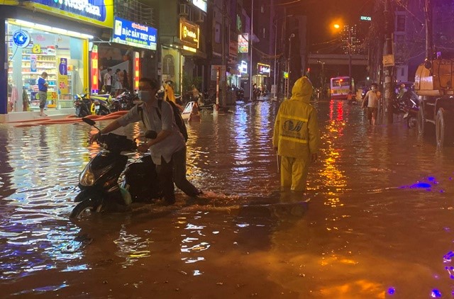 Ha Noi: Nhieu tuyen duong ngap ung sau mua lon - Hinh anh 9