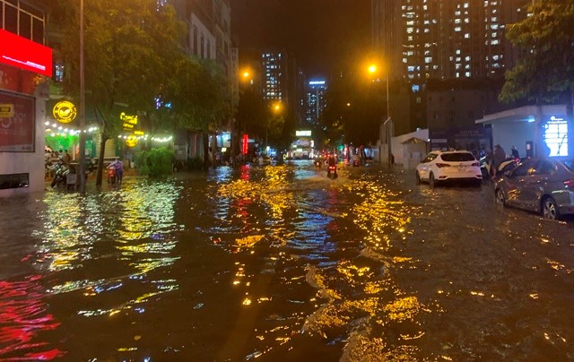 Ha Noi: Nhieu tuyen duong ngap ung sau mua lon - Hinh anh 10