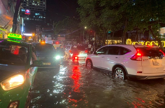 Ha Noi: Nhieu tuyen duong ngap ung sau mua lon - Hinh anh 11