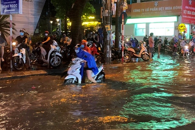 Ha Noi: Nhieu tuyen duong ngap ung sau mua lon - Hinh anh 13