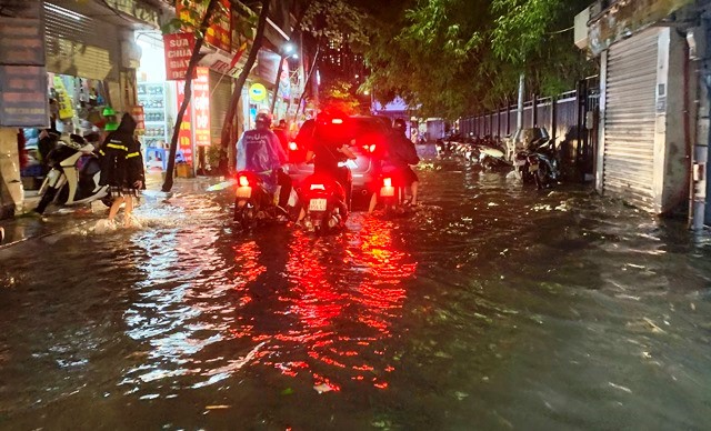 Ha Noi: Nhieu tuyen duong ngap ung sau mua lon - Hinh anh 15