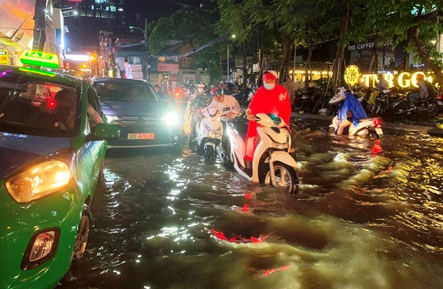 Ha Noi: Nhieu tuyen duong ngap ung sau mua lon - Hinh anh 12