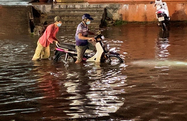 Ha Noi: Nhieu tuyen duong ngap ung sau mua lon - Hinh anh 5