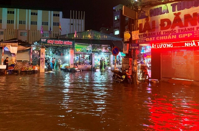 Ha Noi: Nhieu tuyen duong ngap ung sau mua lon - Hinh anh 7