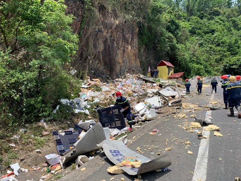 Xe tai lat ngua o deo Cu Mong, 2 nguoi tu vong - Hinh anh 2