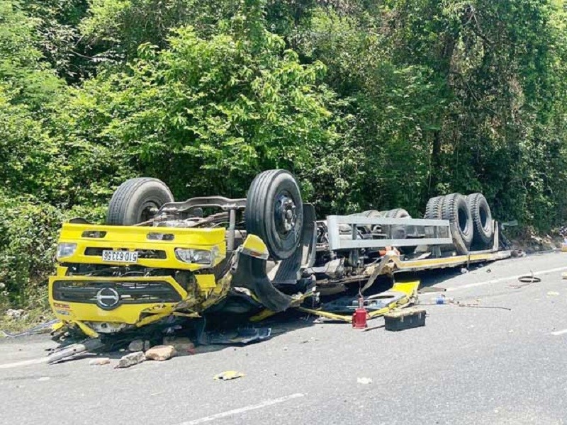 Xe tai lat ngua o deo Cu Mong, 2 nguoi tu vong - Hinh anh 1