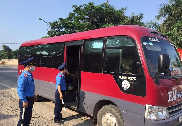 Thanh tra giao thong Ha Noi phat tren 1.000 xe khach khong dam bao phong dich Covid-19 - Hinh anh 1