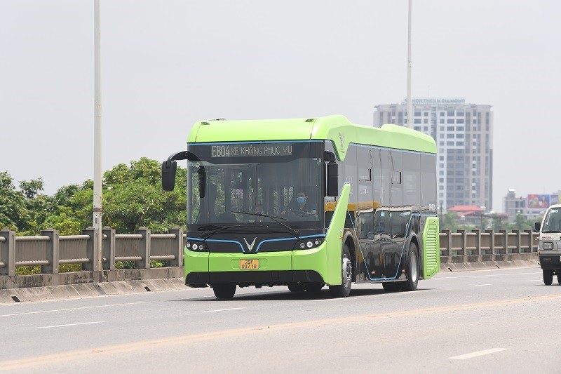 [Anh] VinBus chinh thuc chay thu nghiem tren duong pho Ha Noi - Hinh anh 1