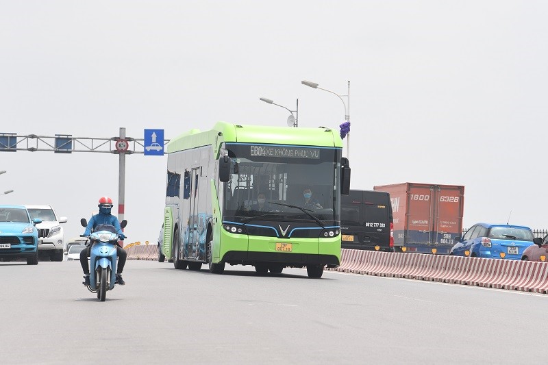 [Anh] VinBus chinh thuc chay thu nghiem tren duong pho Ha Noi - Hinh anh 2