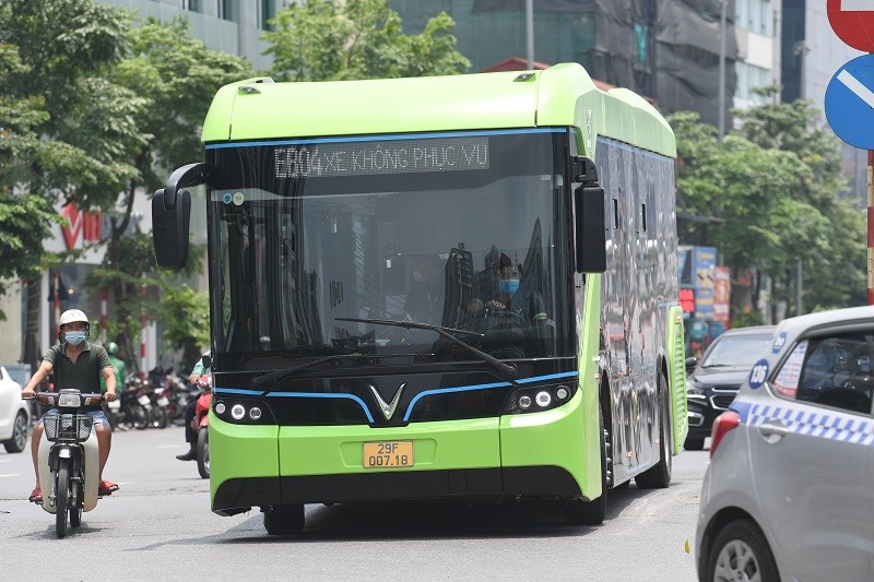 [Anh] VinBus chinh thuc chay thu nghiem tren duong pho Ha Noi - Hinh anh 3