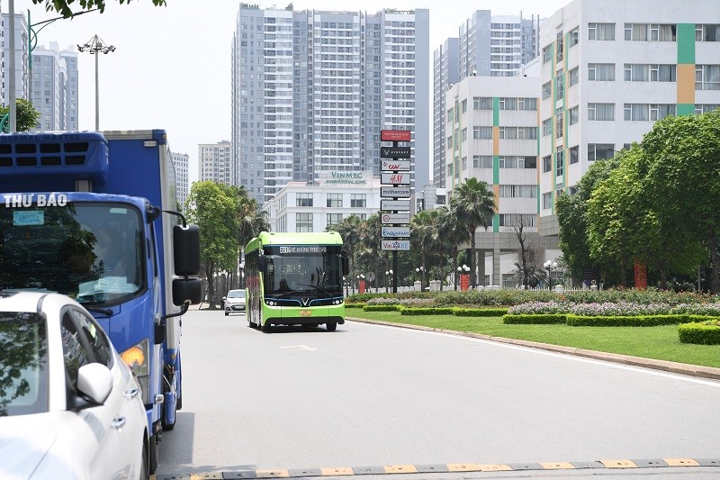 [Anh] VinBus chinh thuc chay thu nghiem tren duong pho Ha Noi - Hinh anh 5