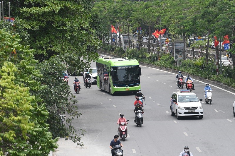 [Anh] VinBus chinh thuc chay thu nghiem tren duong pho Ha Noi - Hinh anh 6