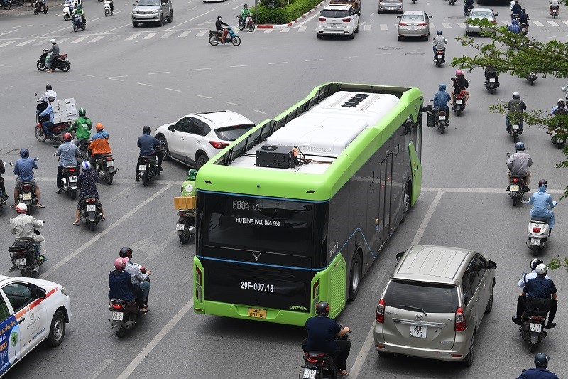 [Anh] VinBus chinh thuc chay thu nghiem tren duong pho Ha Noi - Hinh anh 7