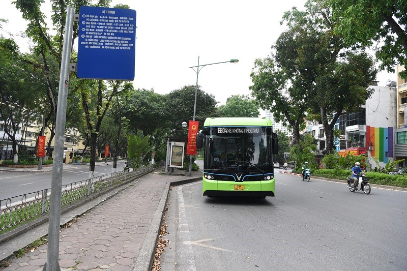 [Anh] VinBus chinh thuc chay thu nghiem tren duong pho Ha Noi - Hinh anh 8