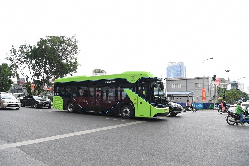 [Anh] VinBus chinh thuc chay thu nghiem tren duong pho Ha Noi - Hinh anh 10