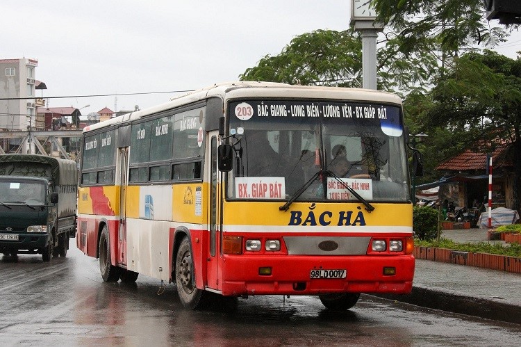 Ha Noi tam dung hoat dong nhieu tuyen buyt ke can do Covid-19 - Hinh anh 1