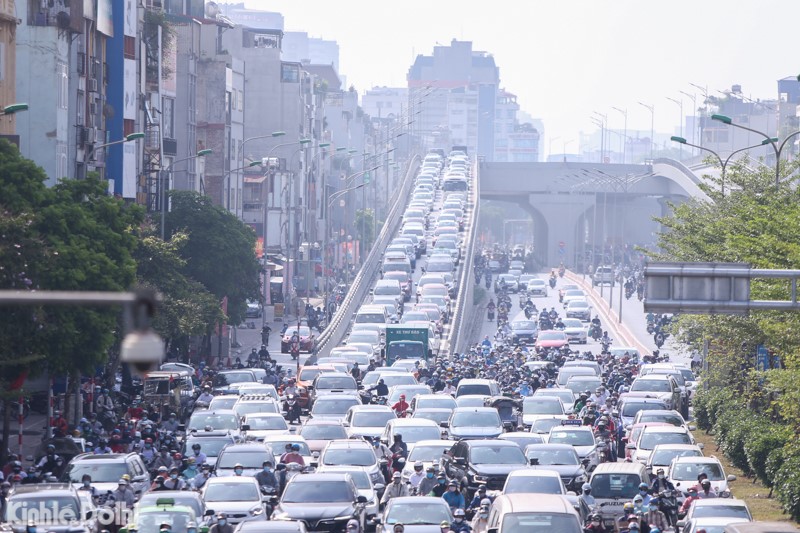 [Anh] Ha Noi: Dong nguoi ken cung duoi nang nong tai truc duong Nguyen Trai - Truong Chinh sang dau tuan - Hinh anh 9