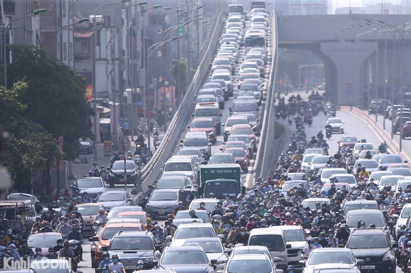 [Anh] Ha Noi: Dong nguoi ken cung duoi nang nong tai truc duong Nguyen Trai - Truong Chinh sang dau tuan - Hinh anh 10